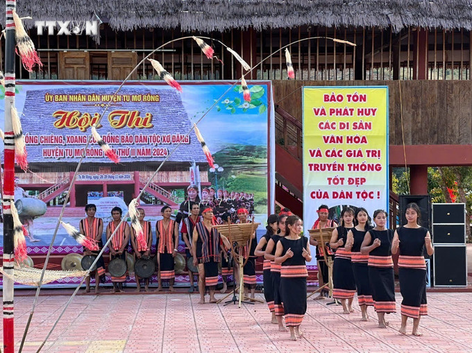 Cộng đồng người Xơ Đăng trình diễn tại Hội thi cồng chiêng, xoang của đồng bào dân tộc Xơ Đăng huyện Tu Mơ Rông lần thứ II năm 2024. Ảnh: TTXVN phát vna_potal_kon_tum_bao_ton_van_hoa_cong_chieng_xoang_cua_nguoi_xo_dang_7727804.jpg