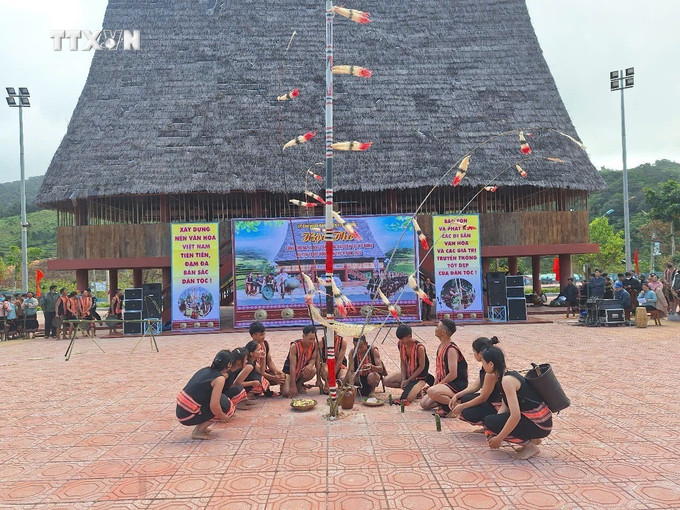 Cộng đồng người Xơ Đăng trình diễn tại Hội thi cồng chiêng, xoang của đồng bào dân tộc Xơ Đăng huyện Tu Mơ Rông lần thứ II năm 2024. Ảnh: TTXVN phát vna_potal_kon_tum_bao_ton_van_hoa_cong_chieng_xoang_cua_nguoi_xo_dang_7727810.jpg