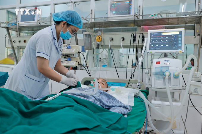 Chăm sóc bệnh nhân tại khoa Hồi sức tích cực và chống độc, Bệnh viện Đa khoa Hà Giang. Ảnh: Minh Quyết – TTXVN vna_potal_benh_vien_da_khoa_tinh_ha_giang_nang_cao_chat_luong_kham_chua_benh_7386360.jpg