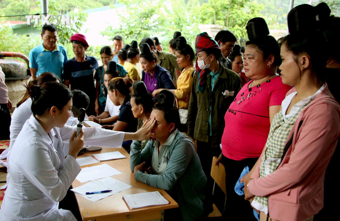 Chiều 4/8/2024, Bệnh viện Đa khoa tỉnh Sơn La phối hợp với Hội Chữ thập đỏ tỉnh và một số đơn vị tổ chức chương trình khám, chữa bệnh, hỗ trợ hàng hóa thiết yếu cho nhân dân tại xã Chiềng Đen, thành phố Sơn La bị ngập úng, thiệt hại về nhà ở do cơn bão số 2. Trong ảnh: Khám bệnh cho nhân dân xã Chiềng Đen, thành phố Sơn La. Ảnh: Quang Quyết-TTXVN vna_potal_kham_chua_benh_ho_tro_nhan_dan_vung_ngap_ung_o_son_la_7520781.jpg