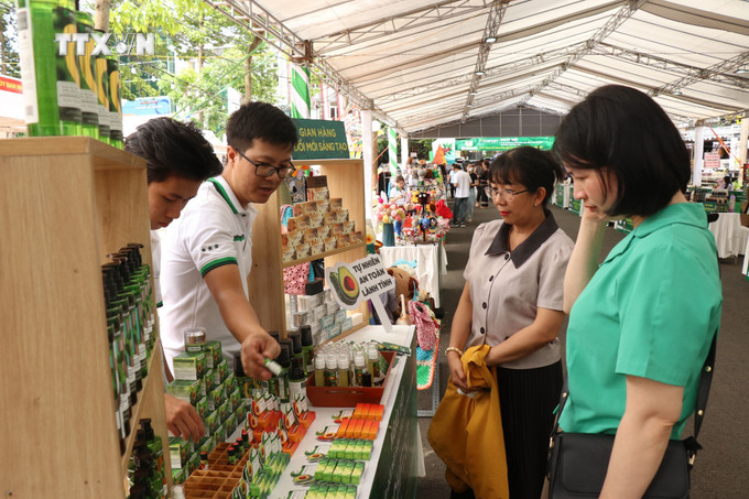 Khách hàng tham quan một gian hàng khởi nghiệp tại ngày hội. Ảnh: Tuấn Anh – TTXVN vna_potal_ngay_hoi_khoi_nghiep_doi_moi_sang_tao_tinh_dak_lak_7611127.jpg