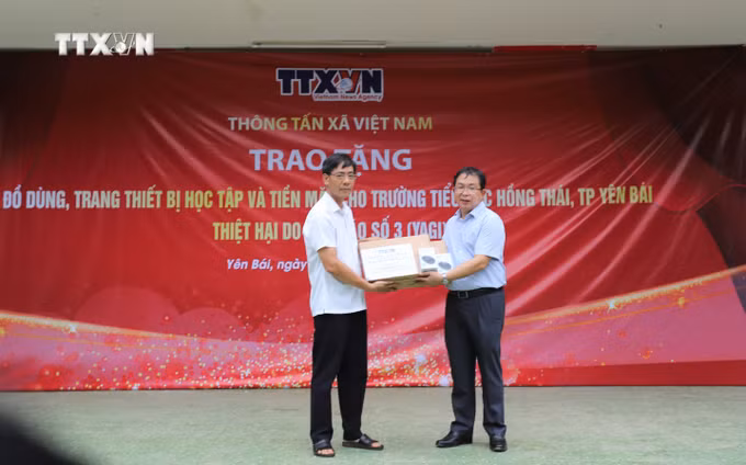 vna_potal_ttxvn_tang_qua_ho_tro_truong_hoc_tai_yen_bai_khac_phuc_thiet_hai_bao_so_3__7610130.jpg