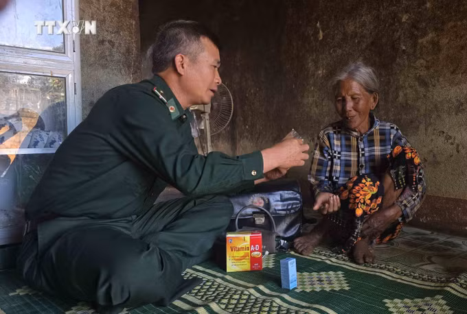 vna_potal_nghia_tinh_thay_thuoc_mang_quan_ham_xanh_o_bien_gioi_gia_lai_7763748.jpg