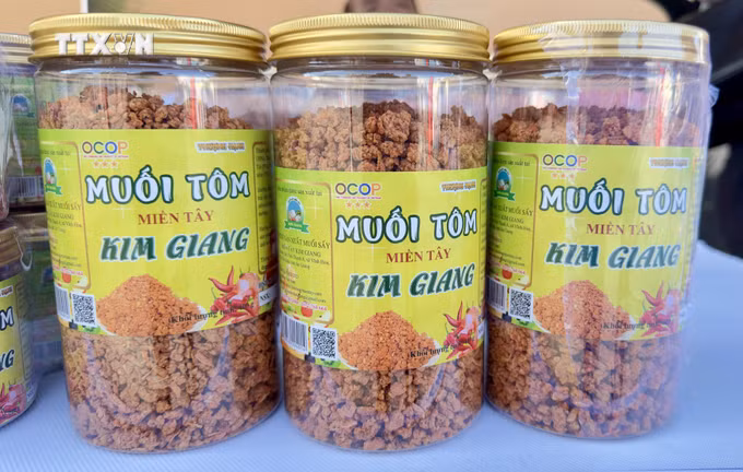vna_potal_phien_cho_quang_ba_san_pham_ocop_den_vung_bien_gioi_tren_dia_ban_tinh_an_giang_7765638.jpeg