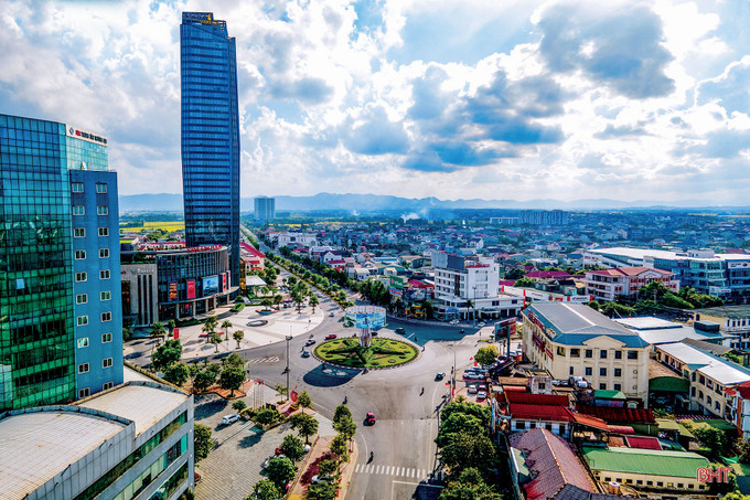 Thành phố Hà Tĩnh đang không ngừng vươn tầm trở thành một trong những đô thị trung tâm vùng Bắc Trung Bộ. Ảnh: baohatinh.vn ThanhphoHaTinh.jpg