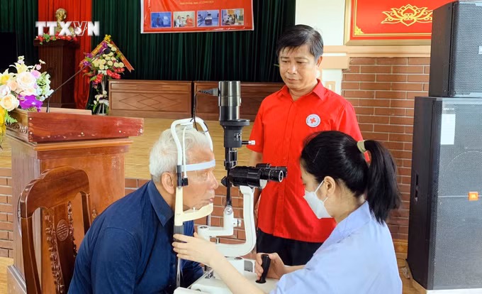 vna_potal_nam_dinh_kham_va_phat_thuoc_mien_phi_cho_nguoi_cao_tuoi_6898544.jpg