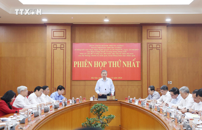Sáng 19/11/2024, tại Trụ sở Trung ương Đảng, Tổng Bí thư Tô Lâm, Trưởng Ban Chỉ đạo Trung ương về tổng kết thực hiện Nghị quyết số 18 - NQ/TW, ngày 25/10/2017 của Ban Chấp hành Trung ương Đảng khoá XII "Một số vấn đề về tiếp tục đổi mới, sắp xếp tổ chức bộ máy của hệ thống chính trị tinh gọn, hoạt động hiệu lực, hiệu quả" chủ trì Phiên họp thứ nhất của Ban Chỉ đạo. Ảnh: Thống Nhất – TTXVN vna_potal_tong_bi_thu_chu_tri_phien_hop_ve_doi_moi_sap_xep_to_chuc_bo_may_cua_he_thong_chinh_tri_7710810.jpg