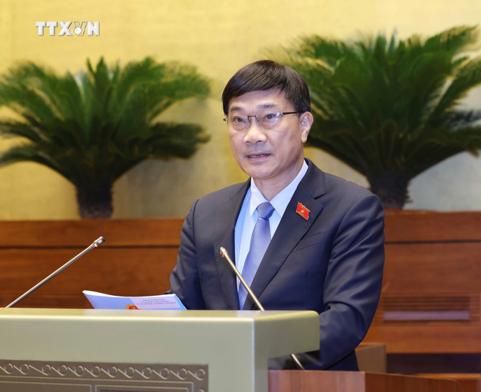 Chủ nhiệm Ủy ban Kinh tế của Quốc hội Vũ Hồng Thanh trình bày Báo cáo thẩm tra dự án Luật sửa đổi, bổ sung một số điều của Luật Đất đai số 31/2024/QH15, Luật Nhà ở số 27/2023/QH15, Luật Kinh doanh bất động sản số 29/2023/QH15, Luật Các tổ chức tín dụng số 32/2024/QH15. Ảnh: Phương Hoa - TTXVN vna_potal_quoc_hoi_nghe_cac_to_trinh_va_thao_luan_o_to_ve_du_an_luat_phong_chay_chua_chay_va_cuu_nan_cuu_ho_va_luat_phong_khong_nhan_dan_7438720.jpg