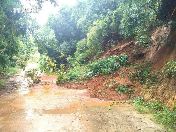 Mưa lớn đã gây sạt lở khoảng 1.000 m3 đất đá tại 11 điểm trên các tuyến đường xã ở huyện Văn Yên. Ảnh: TTXVN phát vna_potal_yen_bai_sat_lo_11_diem_tai_cac_tuyen_duong_xa_do_mua_lon_7535728.jpg