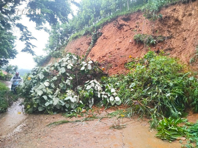 Mưa lớn đã gây sạt lở khoảng 1.000 m3 đất đá tại 11 điểm trên các tuyến đường xã ở huyện Văn Yên. Ảnh: TTXVN phát vna_potal_yen_bai_sat_lo_11_diem_tai_cac_tuyen_duong_xa_do_mua_lon_7535724.jpg