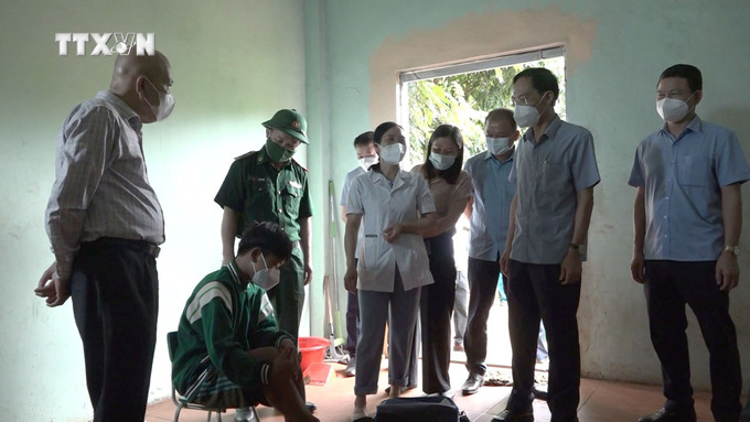 Lãnh đạo tỉnh Thanh Hóa kiểm tra, đôn đốc công tác chống dịch. Ảnh: TTXVN vna_potal_thanh_hoa_khong_che_o_dich_bach_hau_7536249.jpg