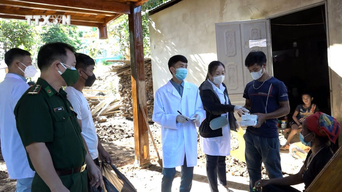 Nhân viên Trung tâm Y tế huyện Mường Lát cấp thuốc phòng bệnh cho người dân. Ảnh: TTXVN vna_potal_thanh_hoa_khong_che_o_dich_bach_hau_7536243.jpg