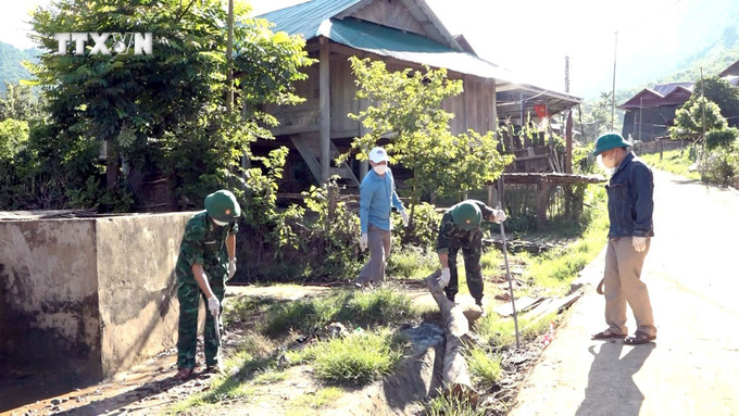 Nhân viên y tế, cán bộ biên phòng phun thuốc khử khuẩn khu vực có nguy cơ. Ảnh: TTXVN vna_potal_thanh_hoa_khong_che_o_dich_bach_hau_7536251.jpg