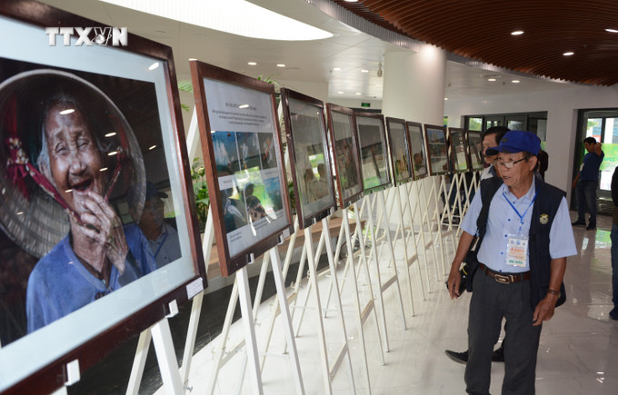 Đại biểu và người dân tham quan triển lãm Liên hoan Ảnh nghệ thuật khu vực Nam Trung Bộ và Tây Nguyên lần thứ 29 năm 2024. Ảnh: Văn Dũng-TTXVN vna_potal_hon_2000_tac_pham_du_thi_lien_hoan_anh_nghe_thuat_khu_vuc_nam_trung_bo_va_tay_nguyen_7296583.jpg