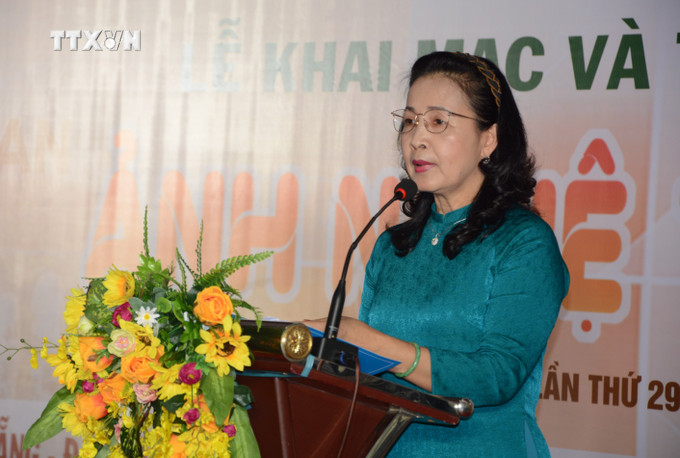 Chủ tịch Hội Nghệ sĩ Nhiếp ảnh Việt Nam Trần Thị Thu Đông phát biểu. Ảnh: Văn Dũng-TTXVN vna_potal_hon_2000_tac_pham_du_thi_lien_hoan_anh_nghe_thuat_khu_vuc_nam_trung_bo_va_tay_nguyen_7296581.jpg