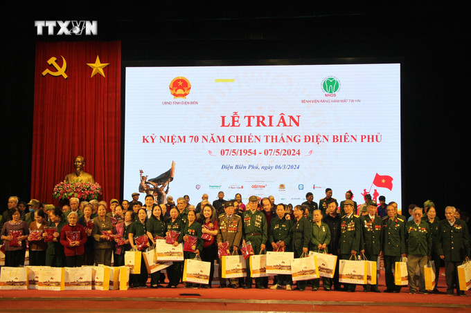 Sáng 6/3/2024, Bệnh viện Răng Hàm mặt Trung ương Hà Nội phối hợp với UBND tỉnh Điện Biên, tổ chức Lễ tri ân các Cựu chiến binh và Thanh niên xung phong trên địa bàn tỉnh Điện Biên. Đây là hoạt động nằm trong chuỗi Tuần lễ khám, điều trị, phẫu thuật miễn phí, tặng quà cho trẻ hở môi vòm miệng; trao tặng ghế máy răng, trang thiết bị nha khoa; tuyên truyền chăm sóc sức khoẻ răng miệng và tặng quà cho cho các Cựu chiến binh và Cựu Thanh niên xung phong tỉnh Điện Biên, nhân kỷ niệm 70 năm Chiến thắng Điện Biên Phủ (7/5/1954-7/5/2024). Ban Tổ chức trao quà cho các cựu chiến binh và Thanh niên xung phong trên địa bàn tỉnh Điện Biên. Ảnh: Phan Quân - TTXVN vna_potal_dien_bien_tri_an_cac_cuu_chien_binh_va_thanh_nien_xung_phong_7257554.jpg