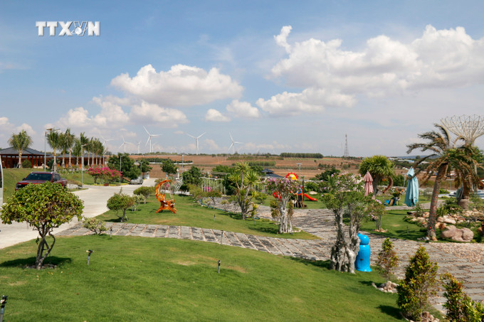 Điểm du lịch mới với tên gọi Bàu Trắng Garden tại huyện Bắc Bình xây dựng mô hình sinh thái thân thiện môi trường. Ảnh: Nguyễn Thanh - TTXVN vna_potal_doan_famtrip_voi_100_doanh_nghiep_khao_sat_san_pham_du_lich_moi_tai_binh_thuan_7377015.jpg