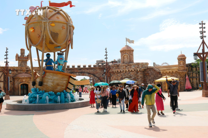 Đoàn Famtrip khảo sát sản phẩm du lịch tại Công viên nước Wonderland Water Park thuộc khu Đô thị NovaWorld Phan Thiet. Ảnh: Nguyễn Thanh - TTXVN vna_potal_doan_famtrip_voi_100_doanh_nghiep_khao_sat_san_pham_du_lich_moi_tai_binh_thuan_7377010.jpg