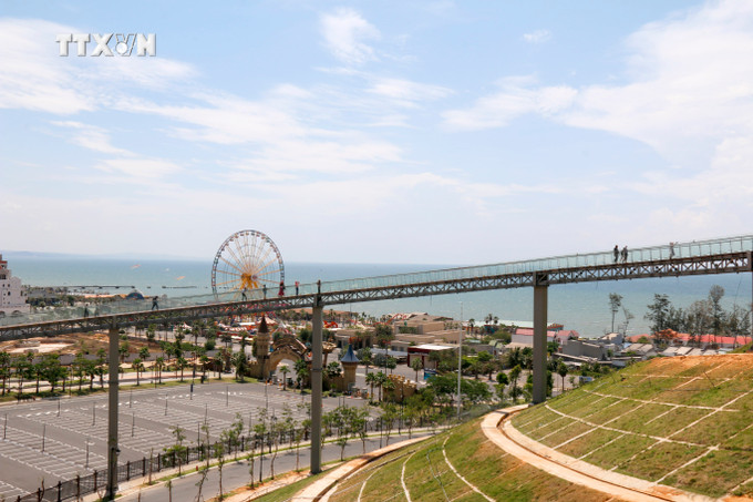 Đoàn Famtrip khảo sát sản phẩm du lịch tại đồi Kỳ quan Wonder Hill thuộc khu Đô thị NovaWorld Phan Thiet. Ảnh: Nguyễn Thanh - TTXVN vna_potal_doan_famtrip_voi_100_doanh_nghiep_khao_sat_san_pham_du_lich_moi_tai_binh_thuan_7377013.jpg