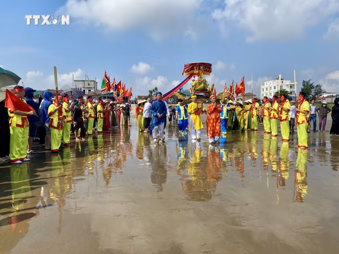 vna_potal_van_hoa_soi_duong_le_hoi_cau_ngu_nhuong_ban_thu_hut_du_khach_trai_nghiem_7376778.jpg