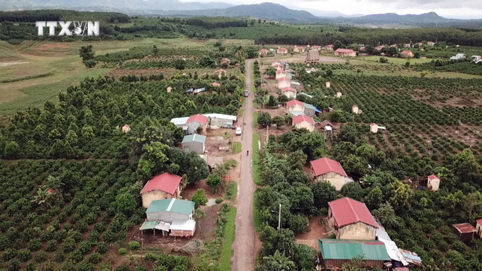 Làng Le tại xã biên giới Mô Rai (Sa Thầy, Kon Tum). Ảnh: Khoa Chương - TTXVN vna_potal_vung_dan_toc_thieu_so_tai_kon_tum_vuon_minh_khoi_sac_7376642.jpg