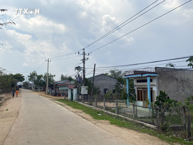 Vùng dân tộc thiểu số tại huyện Sa Thầy (Kon Tum) đã được đầu tư hệ thống điện, giúp nâng cao chất lượng đời sống của người dân. Ảnh: Khoa Chương - TTXVN vna_potal_vung_dan_toc_thieu_so_tai_kon_tum_vuon_minh_khoi_sac_7376649.jpg