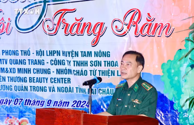 vna_potal_lai_chau_dem_hoi_trang_ram_o_bien_cuong_7579455.jpg