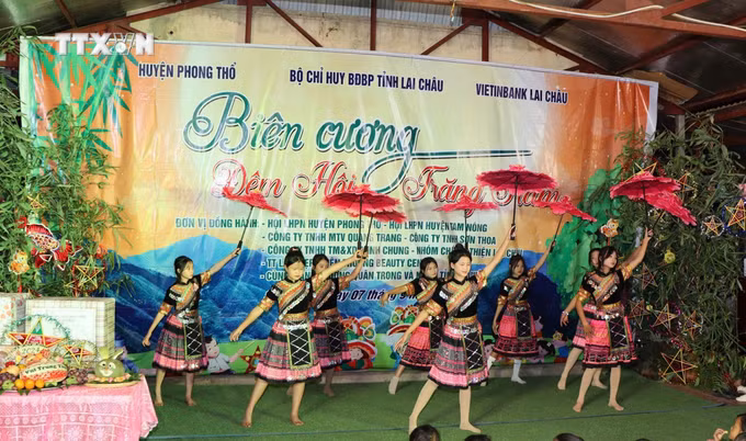 vna_potal_lai_chau_dem_hoi_trang_ram_o_bien_cuong_7579452.jpg
