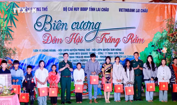 vna_potal_lai_chau_dem_hoi_trang_ram_o_bien_cuong_7579450.jpg