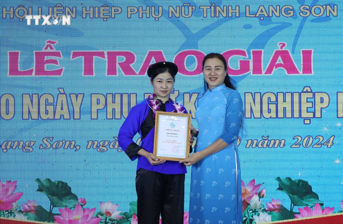 Phó Chủ tịch Hội Liên hiệp Phụ nữ tỉnh Lạng Sơn Trương Thị Hảo trao Giải Nhất cho dự án “Chế biến Khảu Sli” của tác giả Hà Thị Điềm, thôn Tân Tiến, xã An Sơn, huyện Văn Quan. Ảnh: Anh Tuấn – TTXVN vna_potal_lang_son_to_chuc_ngay_hoi_phu_nu_khoi_nghiep_sang_tao_va_chuyen_doi_xanh_nam_2024_7632724.jpg