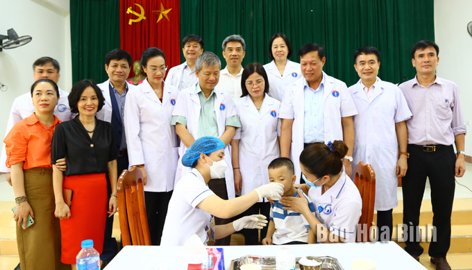 Đồng chí Đỗ Xuân Tuyên, Thứ trưởng Thường trực Bộ Y tế và đoàn công tác kiểm tra việc tổ chức chiến dịch bổ sung vitamin A tại xã Hợp Phong (Cao Phong). Ảnh: baohoabinh.vn DoXuanTuyenHoaBinh.png