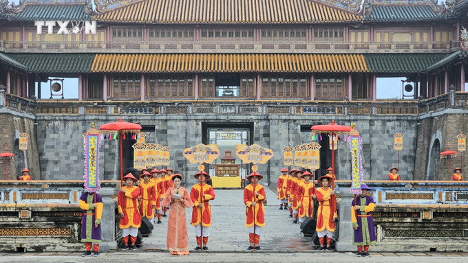 Sáng 1/1/2024, tại Quảng trường Ngọ Môn, UBND tỉnh Thừa Thiên – Huế tổ chức chương trình Công bố Festival Huế 2024 theo định hướng tổ chức lễ hội bốn mùa. Ảnh: Tường Vi - TTXVN vna_potal_cong_bo_festival_hue_2024_va_tai_hien_le_ban_soc_trieu_nguyen_7158299 (1).jpg