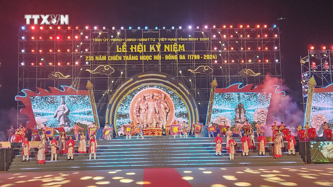 Tiết mục văn nghệ chào mừng Lễ kỉ niệm. Ảnh: Sỹ Thắng - TTXVN vna_potal_binh_dinh_to_chuc_le_hoi_ky_niem_235_nam_chien_thang_ngoc_hoi_-_dong_da_7224481.jpg