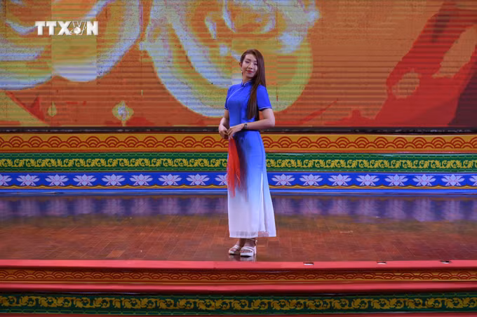 vna_potal_khai_mac_hoi_dien_nghe_thuat_quan_chung_va_trinh_dien_trang_phuc_dan_toc_thieu_so_tinh_soc_trang_7696837.jpg