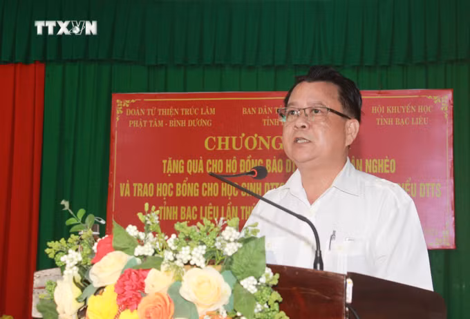 vna_potal_tang_qua_cho_ho_dong_bao_khmer_ngheo_can_ngheo_nhan_le_sene_dolta_nam_2024_7606639.jpg