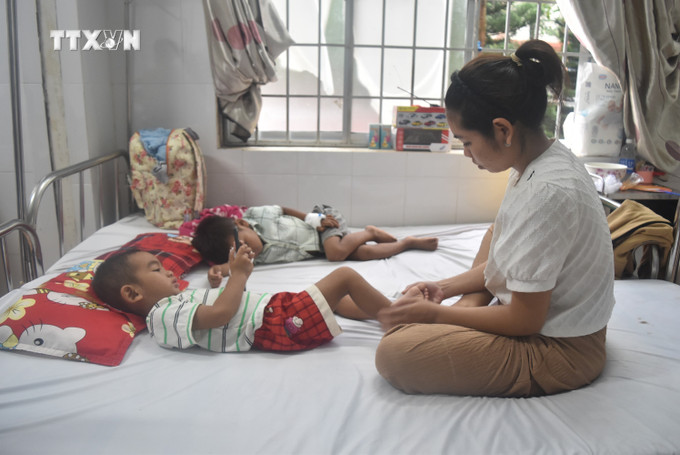 Bệnh nhân điều trị bệnh sởi tại Khu cách ly thuộc Khoa nhi, Bệnh viện Đa Khoa Thành Phố Buôn Ma Thuột. Ảnh: Nguyên Dung - TTXVN vna_potal_benh_soi_nguy_co_dien_bien_phuc_tap_tai_dak_lak_7606820.jpg