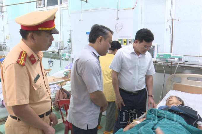 Chủ tịch UBND tỉnh Hồ Văn Mười đến thăm hỏi, động viên tinh thần nạn nhân Nguyễn Thị Bông. Ảnh: baodaknong.vn HoVanMuoiDakNong.jpg