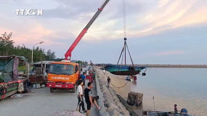 Lực lượng chức năng hỗ trợ ngư dân di chuyển tàu thuyền lên bờ tránh bão. Ảnh: TTXVN phát vna_potal_huyen_dao_tien_tieu_bach_long_vi_hai_phong_khan_truong_phong_chong_bao_so_3__7574251.jpg