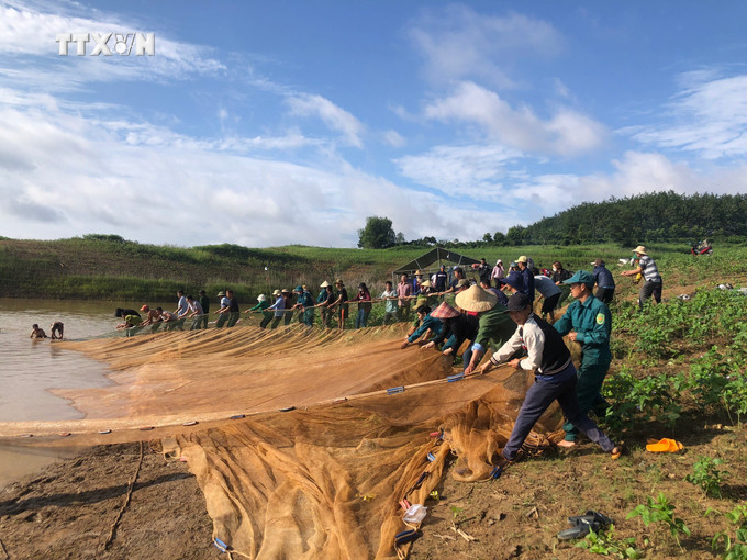 Lực lượng chức năng và người dân sử dụng xuồng, lưới để tìm kiếm ba nạn nhân bị đuối nước tại lòng hồ Plei Krong (xã Hơ Moong, huyện Sa Thầy, tỉnh Kon Tum) để tìm kiếm ba nạn nhân bị đuối nước. Ảnh: TTXVN phát vna_potal_kon_tum_3_nguoi_tu_vong_do_duoi_nuoc_7532234.jpg