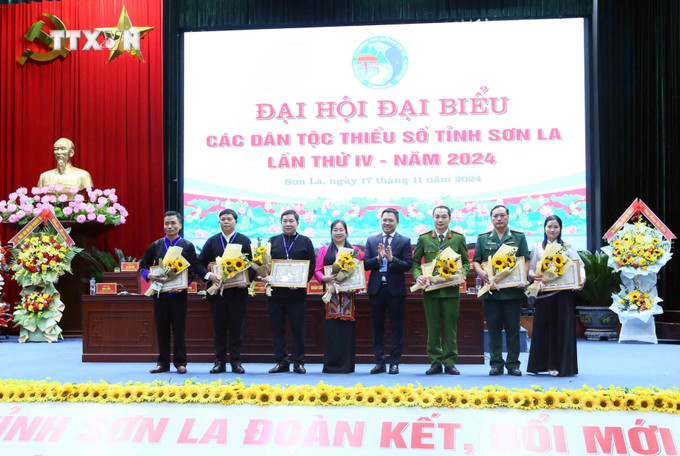 Chủ tịch UBND tỉnh Sơn La Nguyễn Đình Việt tặng Bằng khen cho các tập thể. Ảnh: Quang Quyết - TTXVN vna_potal_dai_hoi_dai_bieu_cac_dan_toc_thieu_so_tinh_son_la_lan_thu_iv_nam_2024_7708176.jpg
