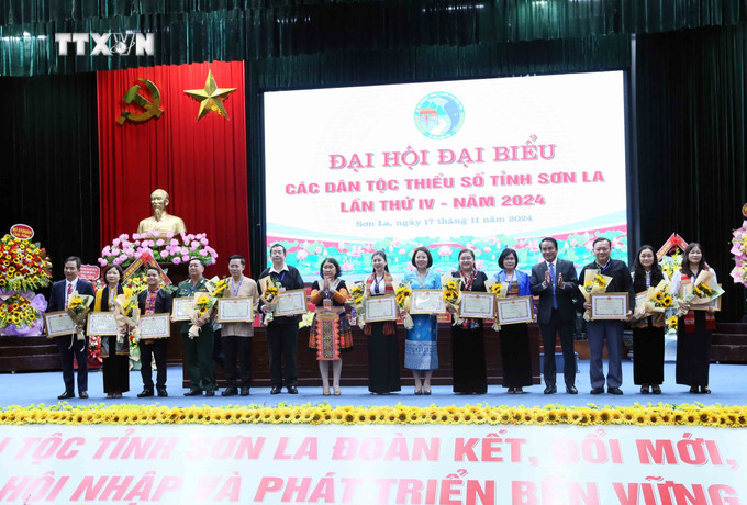 Trao Bằng khen của Chủ tịch UBND tỉnh Sơn La cho các cá nhân. Ảnh: Quang Quyết - TTXVN vna_potal_dai_hoi_dai_bieu_cac_dan_toc_thieu_so_tinh_son_la_lan_thu_iv_nam_2024_7708171.jpg
