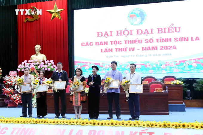 Thứ trưởng, Phó Chủ nhiệm Ủy ban dân tộc Nông Thị Hà trao Bằng khen của Bộ trưởng, Chủ nhiệm Ủy ban dân tộc và Kỷ niệm chương “Vì sự nghiệp phát triển các dân tộc” cho tập thể, cá nhân. Ảnh: Quang Quyết - TTXVN vna_potal_dai_hoi_dai_bieu_cac_dan_toc_thieu_so_tinh_son_la_lan_thu_iv_nam_2024_7708170.jpg