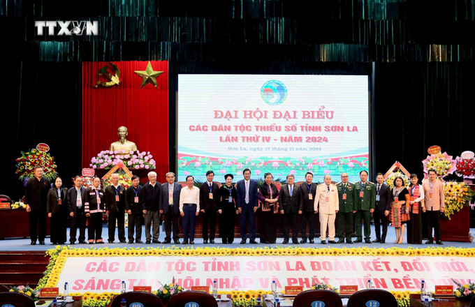 Các đại biểu chụp ảnh chung tại Đại hội. Ảnh: Quang Quyết - TTXVN vna_potal_dai_hoi_dai_bieu_cac_dan_toc_thieu_so_tinh_son_la_lan_thu_iv_nam_2024_7708168.jpg