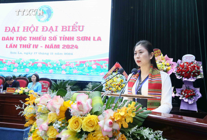 Bí thư Tỉnh đoàn Sơn La Cầm Thị Huyền Trang trình bày Quyết tâm thư của Đại hội. Ảnh: Quang Quyết - TTXVN vna_potal_dai_hoi_dai_bieu_cac_dan_toc_thieu_so_tinh_son_la_lan_thu_iv_nam_2024_130130512_7708169.jpg