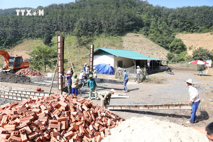 Nhiều ngôi nhà được xây dựng tại bản Tin Tốc, từ nguồn kinh phí hỗ trợ của Bộ Công an và Bộ Quốc phòng. Ảnh: Phan Quân - TTXVN vna_potal_giup_nguoi_dan_vung_lu_muong_pon_som_an_cu_de_lac_nghiep_7706299.jpg