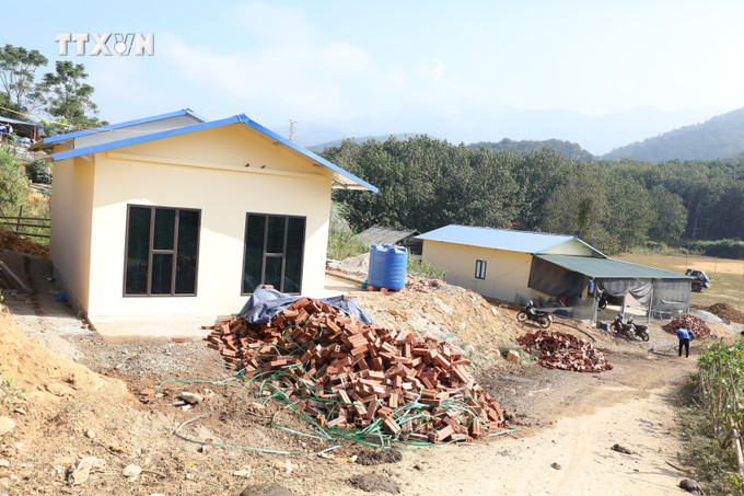 Nhiều ngôi nhà tại bản Lĩnh, xã Mường Pồn được khánh thành bàn giao cho người dân vùng lũ. Ảnh: Phan Quân - TTXVN vna_potal_giup_nguoi_dan_vung_lu_muong_pon_som_an_cu_de_lac_nghiep_7706303.jpg