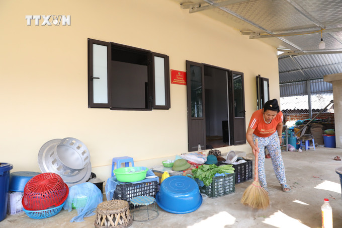 Gia đình bà Lò Thị Ngoan, trú bản Lĩnh, xã Mường Pồn, một trong 10 hộ vừa được bàn giao nhà ở từ nguồn kinh phí hỗ trợ của Bộ Công an hỗ trợ. Ảnh: Phan Quân - TTXVN vna_potal_giup_nguoi_dan_vung_lu_muong_pon_som_an_cu_de_lac_nghiep_7706305.jpg