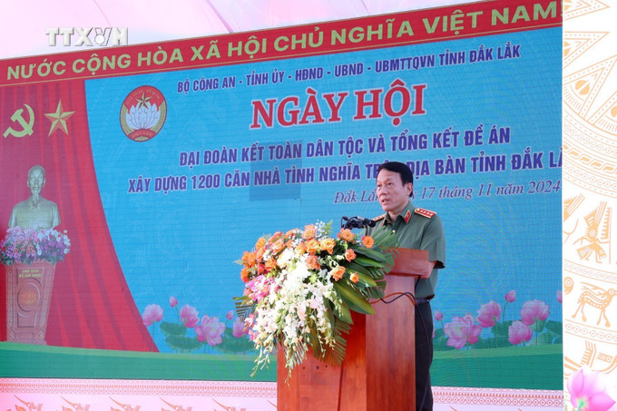 Đại tướng Lương Tam Quang, Ủy viên Bộ Chính trị, Bộ trưởng Bộ Công an phát biểu tại Ngày hội. Ảnh: Hoài Thu – TTXVN vna_potal_dak_lak_ngay_hoi_dai_doan_ket_toan_dan_toc_va_tong_ket_de_an_ho_tro_xay_dung_1200_can_nha__7708152.jpg