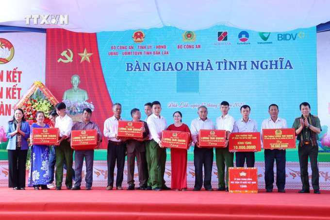 Đại tướng Lương Tam Quang, Ủy viên Bộ Chính trị, Bộ trưởng Bộ Công an tặng quà cho xã Ea Ktur và 5 tập thể tiêu biểu của huyện Cư Kuin. Ảnh: Hoài Thu – TTXVN vna_potal_dak_lak_ngay_hoi_dai_doan_ket_toan_dan_toc_va_tong_ket_de_an_ho_tro_xay_dung_1200_can_nha__7708156.jpg