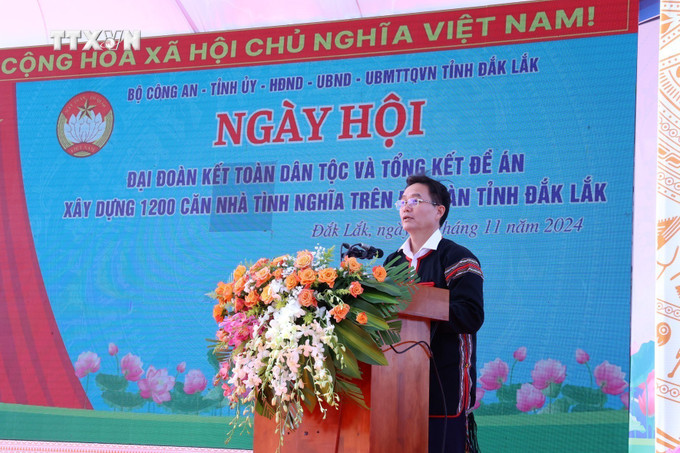 Bí thư Tỉnh ủy Đắk Lắk Nguyễn Đình Trung phát biểu tại Ngày hội. Ảnh: Hoài Thu – TTXVN. vna_potal_dak_lak_ngay_hoi_dai_doan_ket_toan_dan_toc_va_tong_ket_de_an_ho_tro_xay_dung_1200_can_nha__7708151.jpg